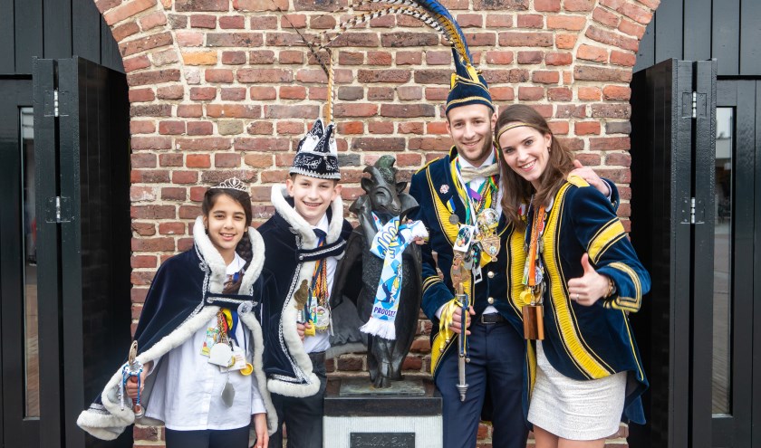 Ook Prins Tijn I, Prinses Astrid, Jeugdprins Niek en Jeugdprinses Yara gingen op de foto met de Buulder Buk