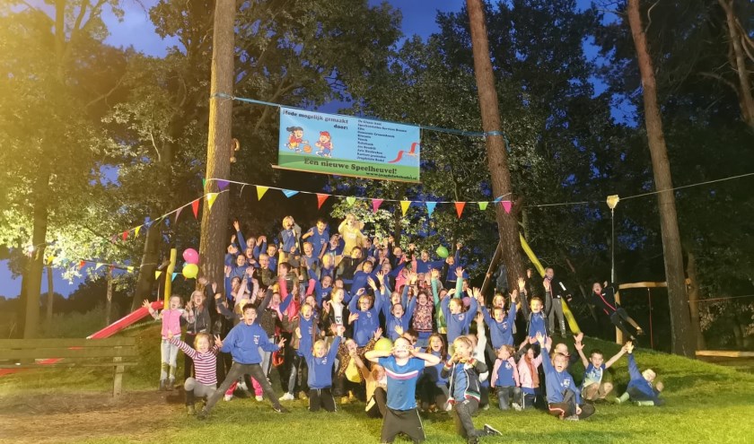 Kinderen genieten volop van de nieuwe speelheuvel