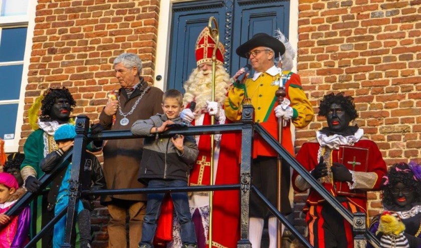 Jen Adams als Sinterklaas bij het Schepenhuis