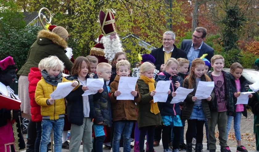 Kinderen zeggen een versje op voor Sinterklaas