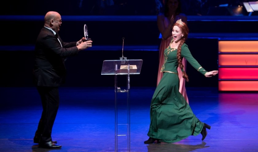 Silke van Niel in haar rol als prinses Fiona neemt award in ontvangst