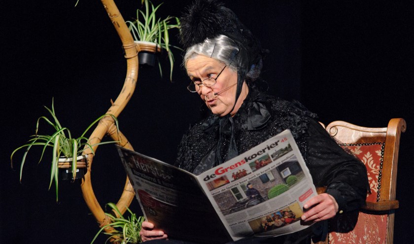 Junt eindigde met het voorlezen van haar allerlaatste column voor de Grenskoerier, foto: Bart Cuijpers