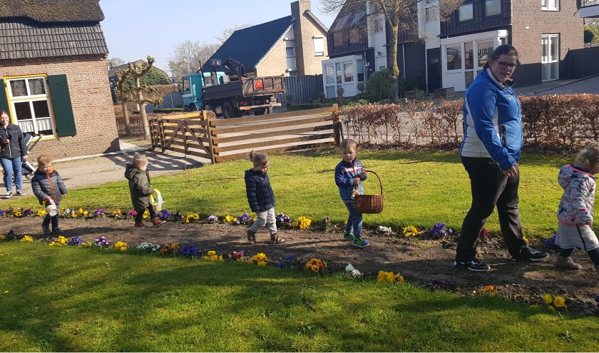 De peuters van IKOOK Gastel op zoek naar de eitjes