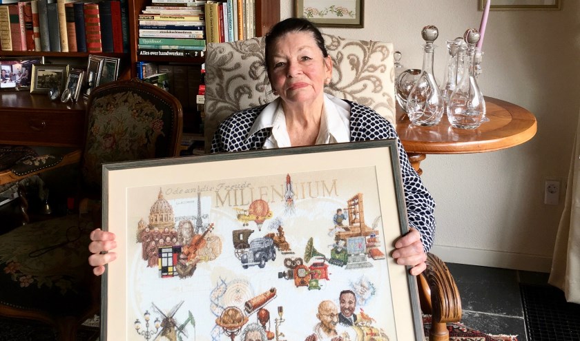 Mevrouw Janneke Recourt-Verboom met een van haar merklappen, foto: Laura Raats