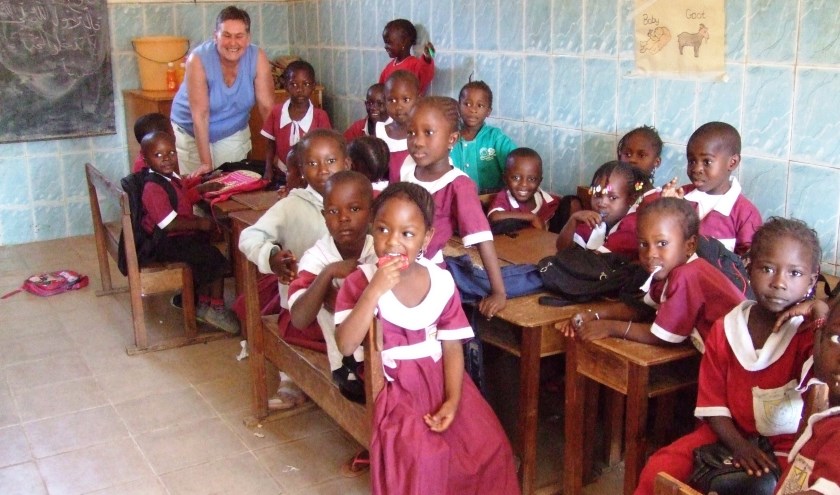 Diel tussen de kindjes in het schooltje in Gambia