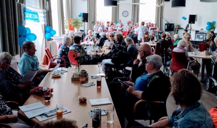 Tienjarig jubileum van Buurtzorg Maarheeze werd uitgebreid gevierd in Onze School, foto: Buurtzorg Maarheeze