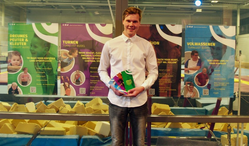 Rein Vos was zichtbaar trost op zijn ontwerp voor gymnastiekvereniging Turnlust, foto: Laura Raats