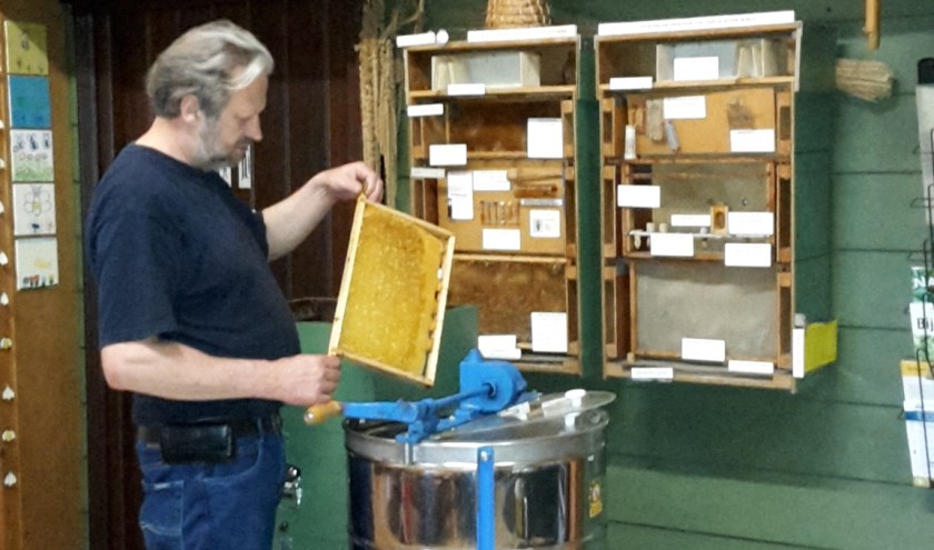 Henk aan het honing slingeren, foto: De Immenhof