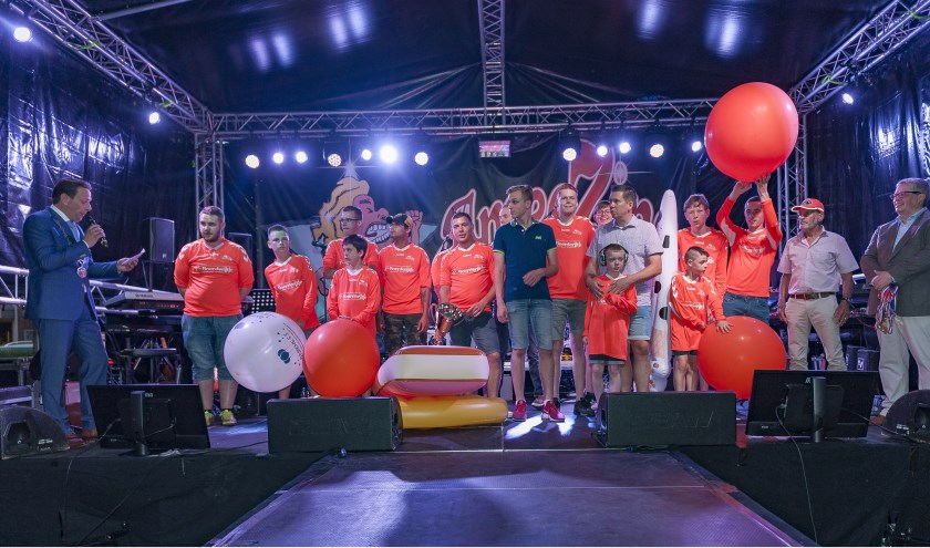 Op zaterdag 29 juni werd het G-team van SV Budel op het podium van Ameezing Budel in het zonnetje gezet. Burgemeester Roland van Kessel en Wethouder Marcel Lemmen reikte de spelers een medaille uit vanwege hun recente overwinning in de bekerfinale, foto: Jos Meusen