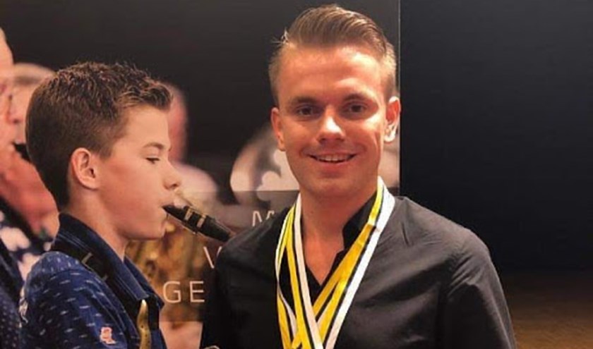 Sjors Uitjens poseert met de wisselbeker van de LBM, foto: Harmonie Thorn
