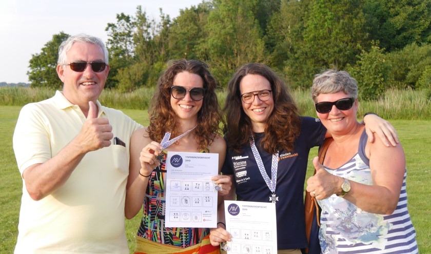 Trotse ouders Jan en Trudy Scheepers met hun dochters Wilma (l) en Elly (r), foto: Edward van Nijmweegen