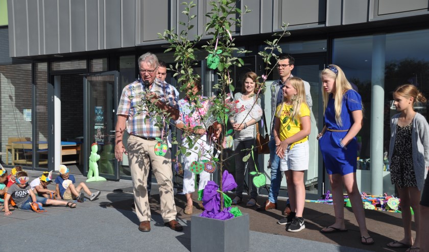 Directeur Huub Compen spreekt alle leerlingen toe