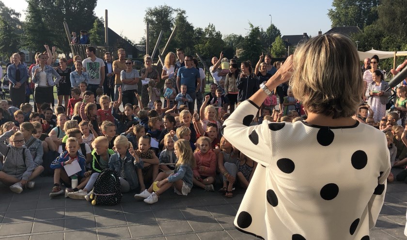 Alle leerlingen verwelkomen Marjo met een lied