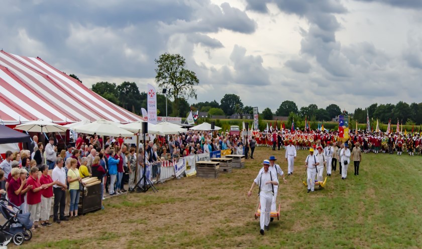 Het Kaasdragers gilde uit Alkmaar laat zich zien aan de toeschouwers en genodigden, op de achtergrond staan de gildes klaar voor de massale opmars, foto: Hennie Roosen