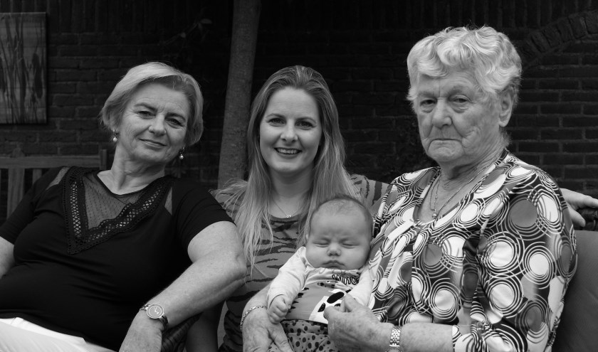 V.l.n.r.: oma Lian Derks, mama Maña Derks, overgrootmoeder Tonnie Lucas met baby Zoë.