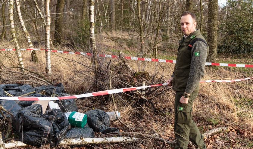 Boswachter Erik Schram bij een dumping van een wietplantage in De Pan