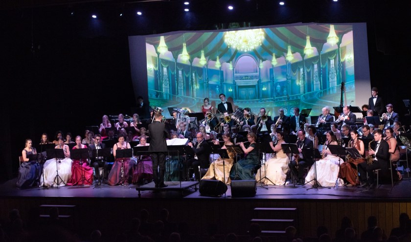 Het Nieuwjaarsconcert was heel divers met temperamentvolle Spaanse stukken maar ook romantische songs, foto: Michel Achten