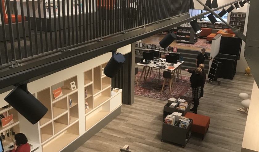 De eerste bezoekers kwamen maandagmiddag een kijkje nemen in de nieuwe bibliotheek