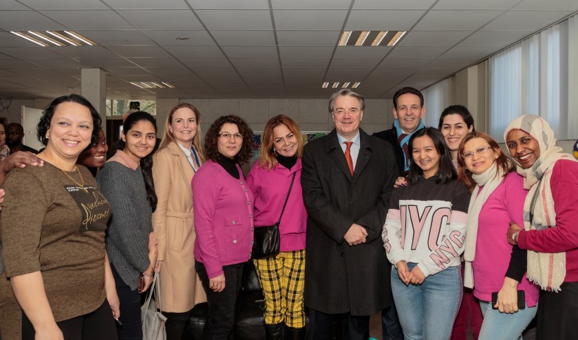 Commissaris Wim van de Donk en burgemeester Roland van Kessel met medewerkers en asielzoekers