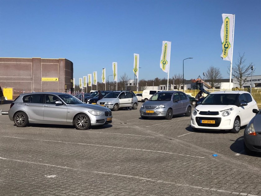 De parkeerplaatsen bij de bouwmarkten worden leger. Zouden we het toch gaan leren?