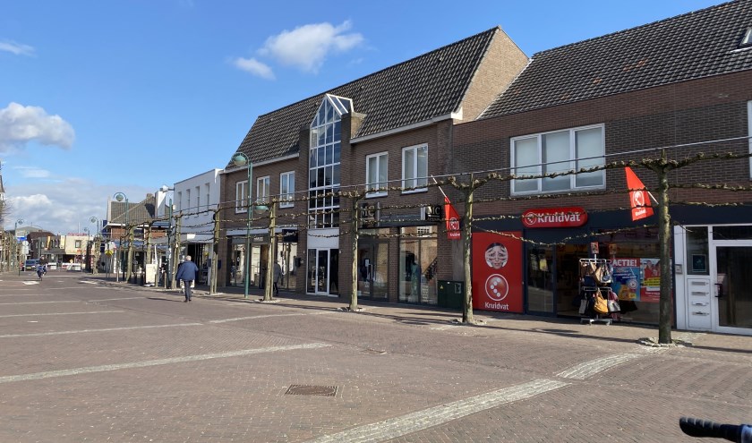 Maandagmiddag half 5, een uitgestorven Budels marktplein.