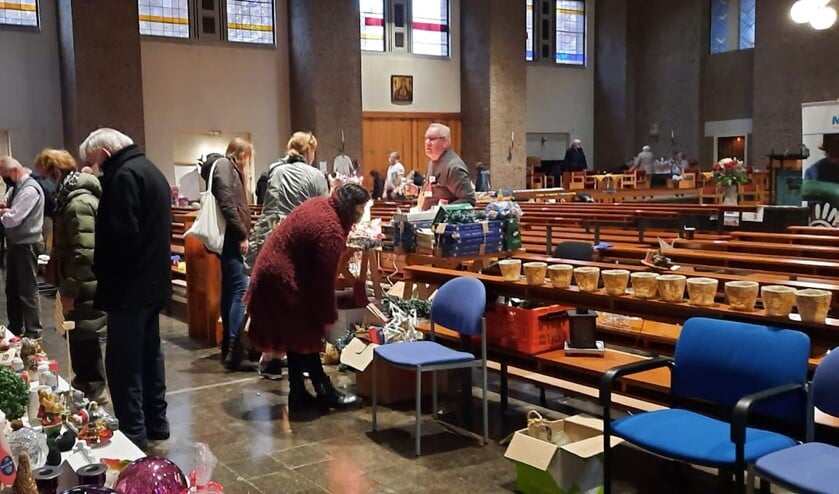 Veel kijkers, kopers en spullen tijdens de Bazaar. Foto: Ingrid van den Goorbergh.