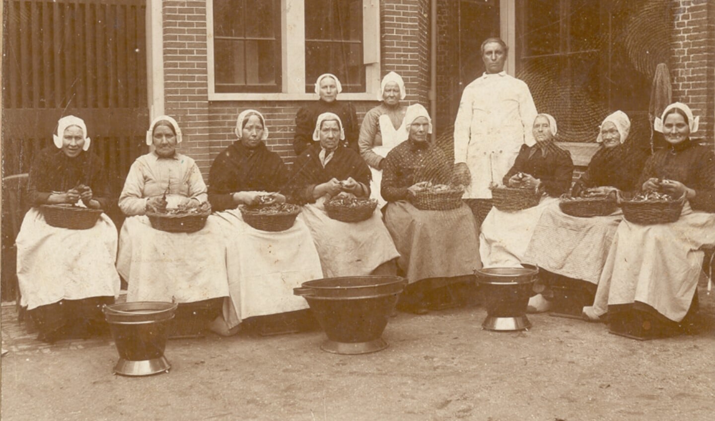 De medewerksters van de Spijskokerij schillen aardappelen voor de armen rond 1900. Foto: Fotoarchief gemeente Wassenaar.
