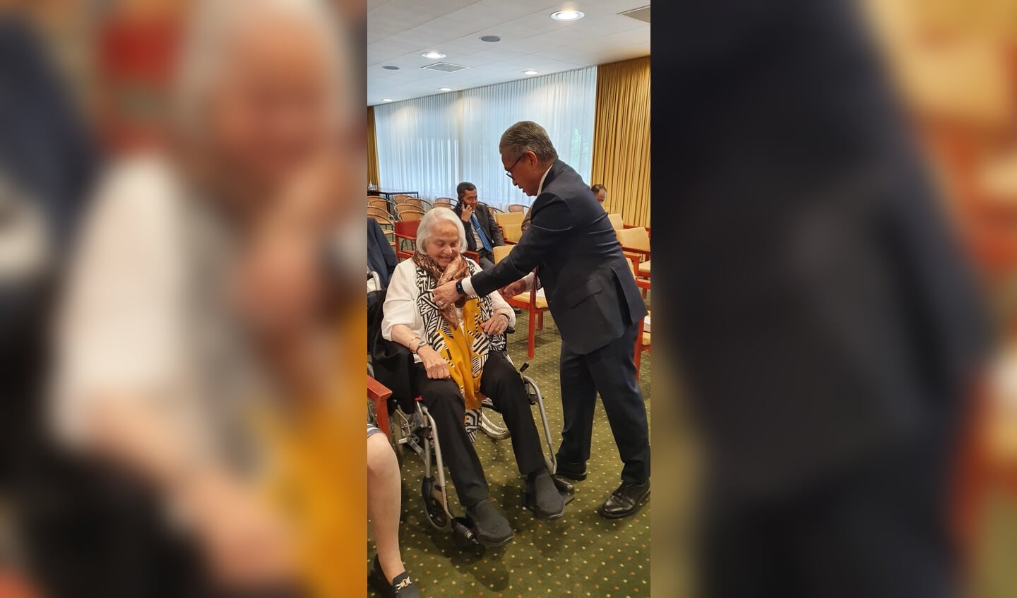 Joty ter Kulve krijgt cadeaus van de ambassadeur Mayerfas, foto: Nicole Siemer