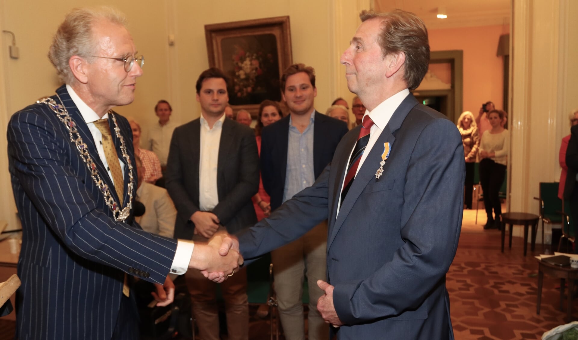 Burgemeester Leendert de Lange feliciteert Bart Boon met zijn Koninklijke onderscheiding. Foto: Anton Overklift.