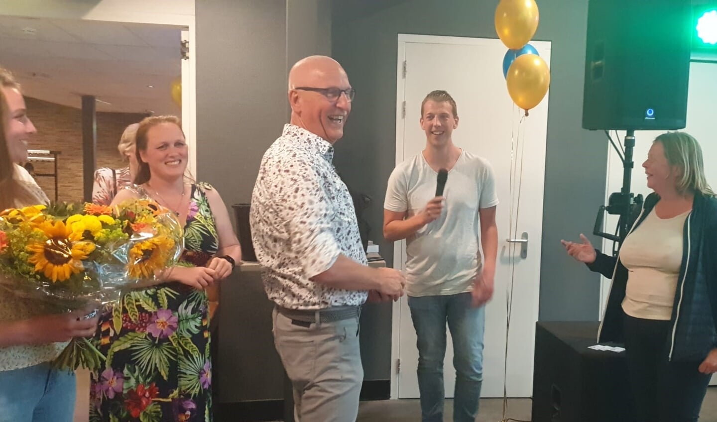 De uitreiking van de legpenning aan Peter Vellenga.