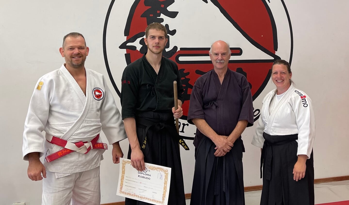 Van links naar rechts: Edgar Kruyning (algeheel technisch directeur van de bond), Luca van Rijn (geslaagd voor zwarte band), Mario Nooijen (technisch directeur Kobudo), Esther van Diggelen (docent van Budocentrum Junansei waar Luca traint)