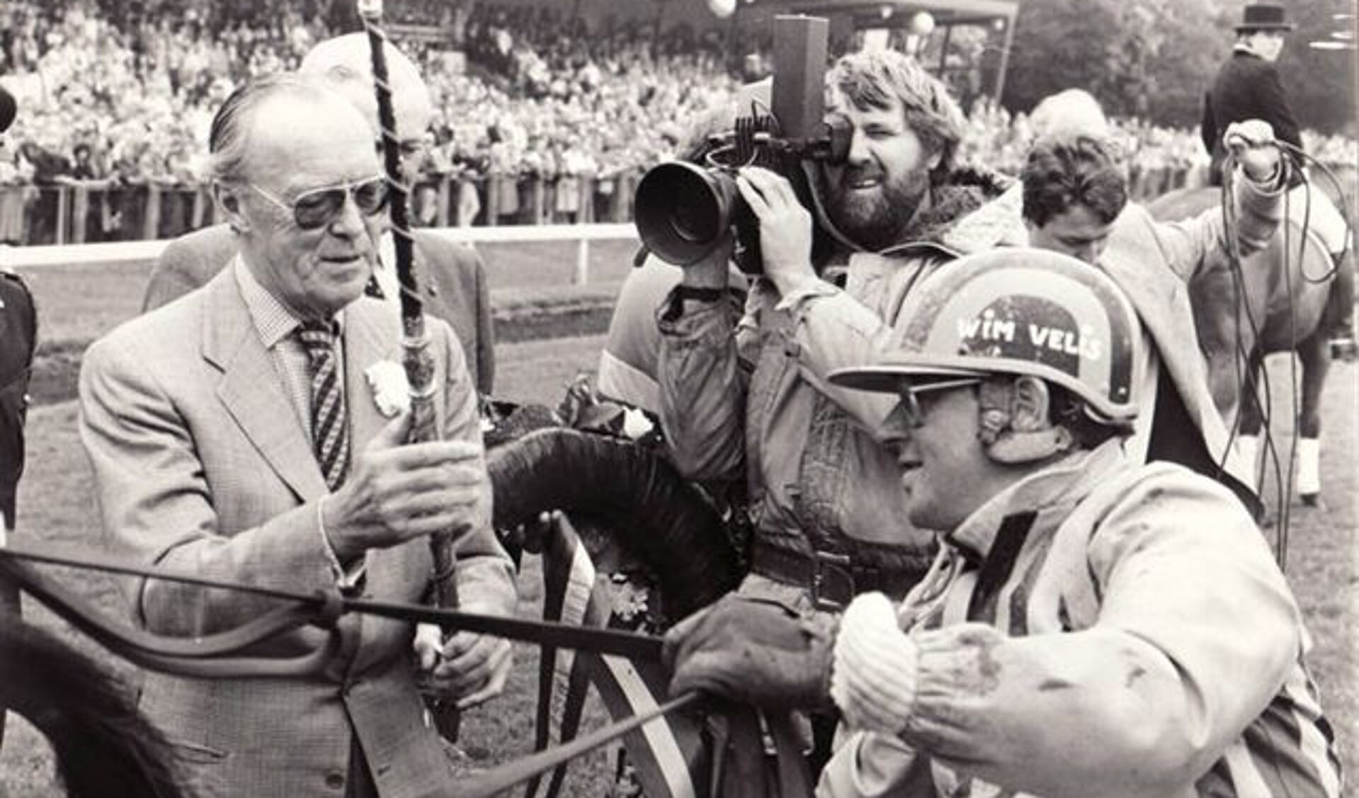 Zijne Koninklijke Hoogheid Prins Bernhard reikt de gouden zweep uit aan winnaar Wim Delis die hij won met Uno Hazelaar in 1983.