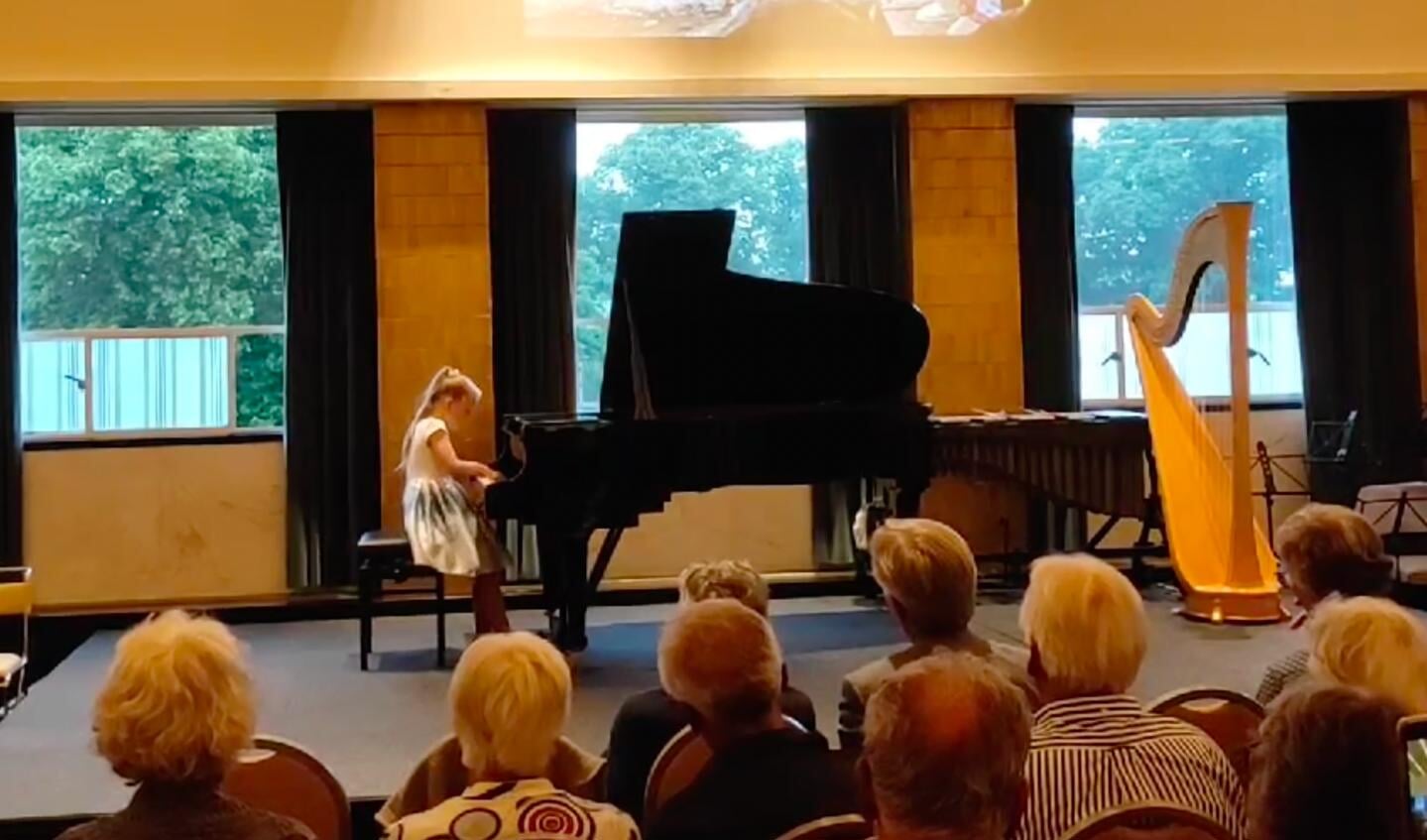 De achtjarige Julianna brengt de zaal als een kleine Mozart in vervoering met haar schitterende pianospel.