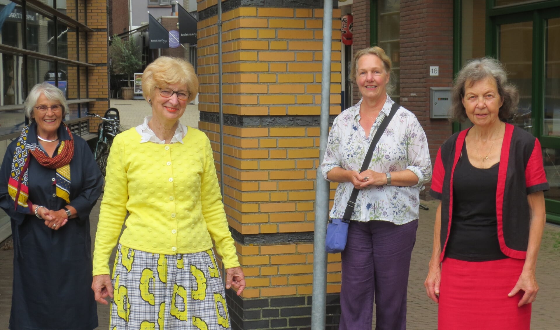 De dames van de Filmclub.Van links naar rechts: Marianne Baaijens, Josée Monraats, Wilma Bergveld en Didi van der Kruit.
