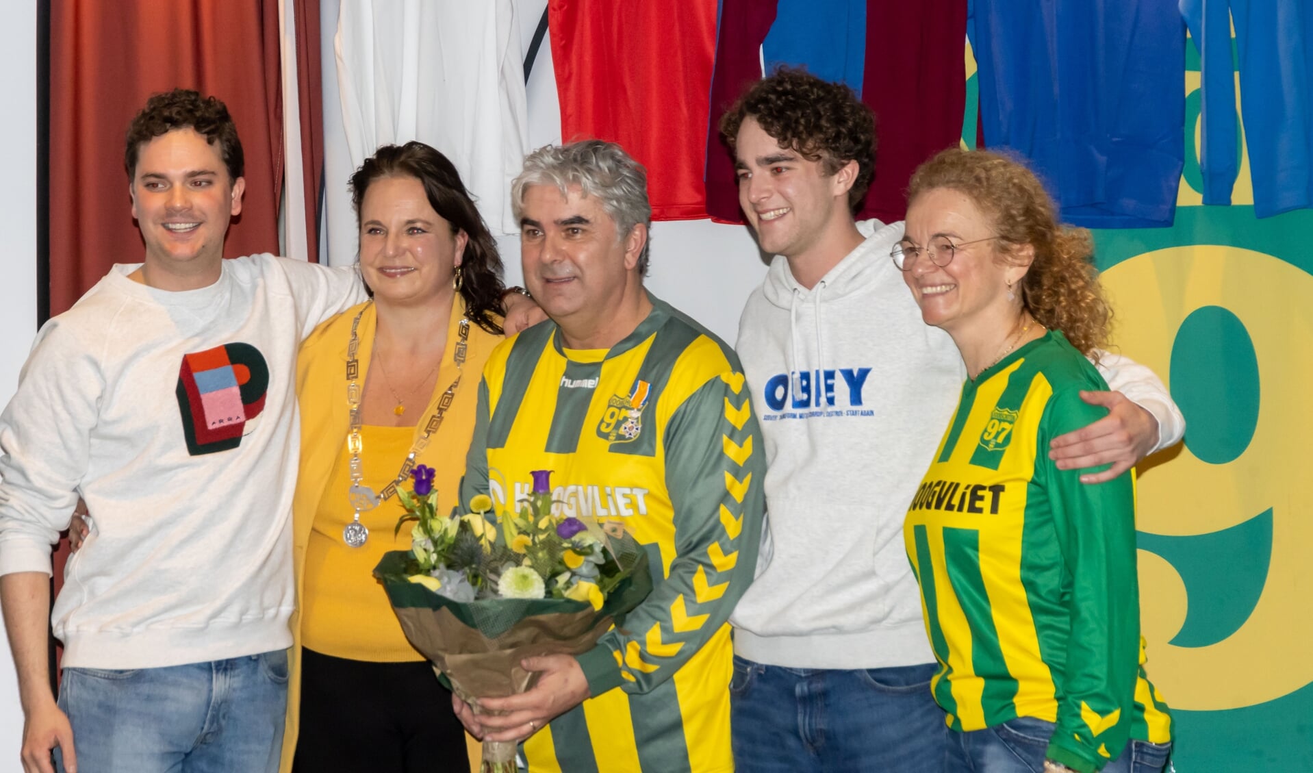 Hans Douw (midden) in gezelschap van zijn gezin en burgemeester Stemerdink.