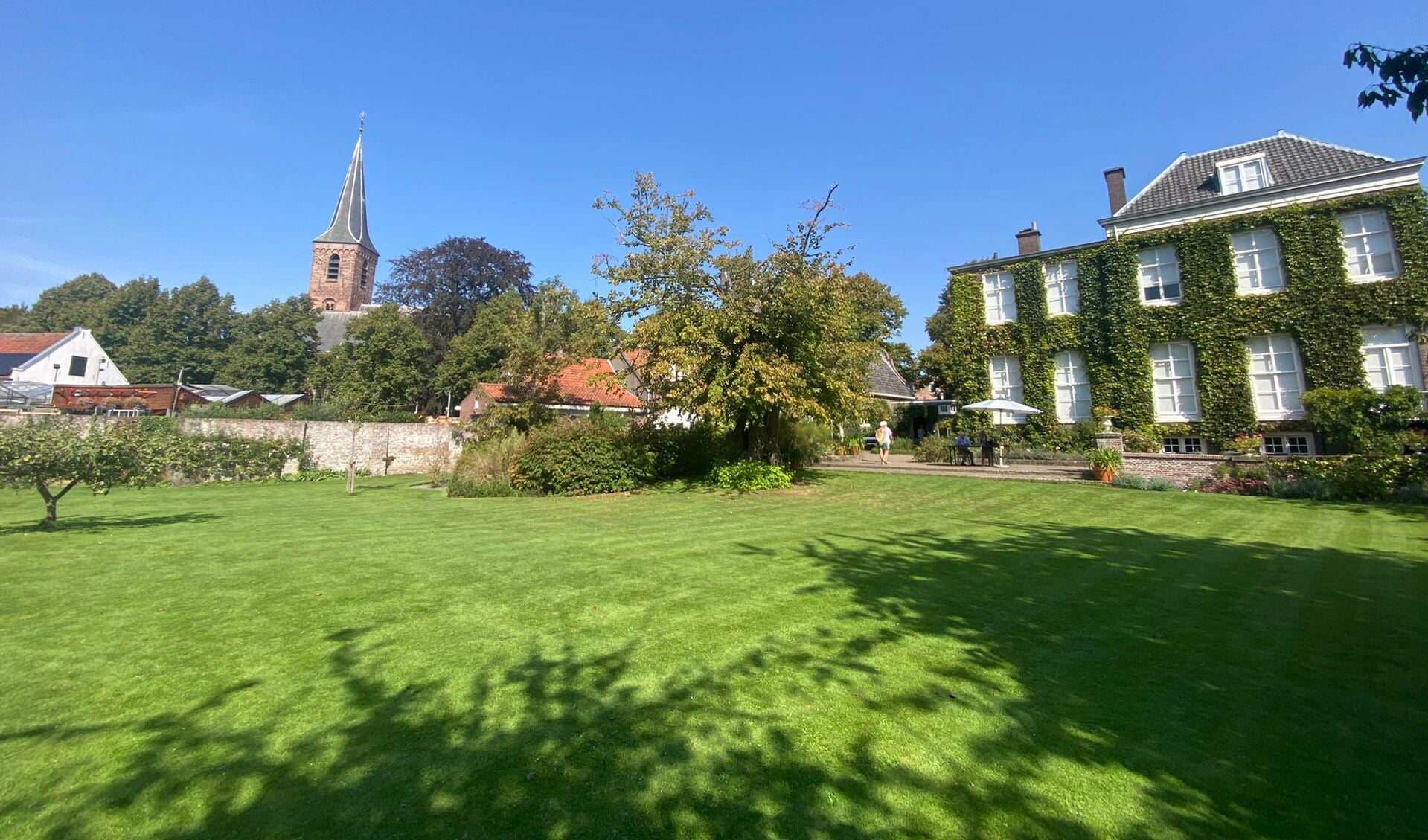Zowel de prachtige tuin van het Baljuwhuis als ook het enorme oppervlak aan bos en dressuurvelden erachter zijn verborgen juwelen middenin het dorpshart.