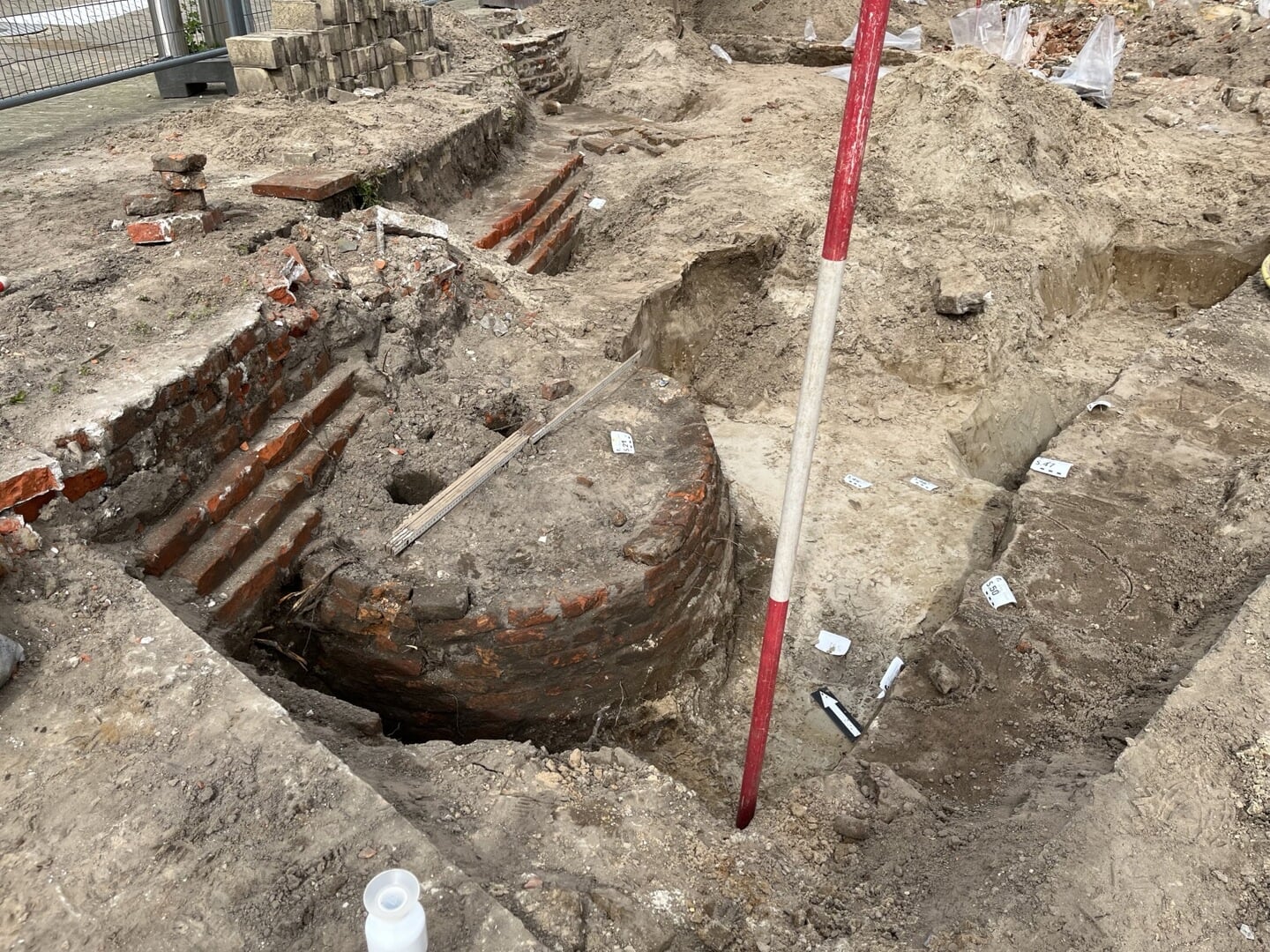 De aangetroffen waterput met hergebruikte bakstenen bij opgraving Kerkstraat 11 