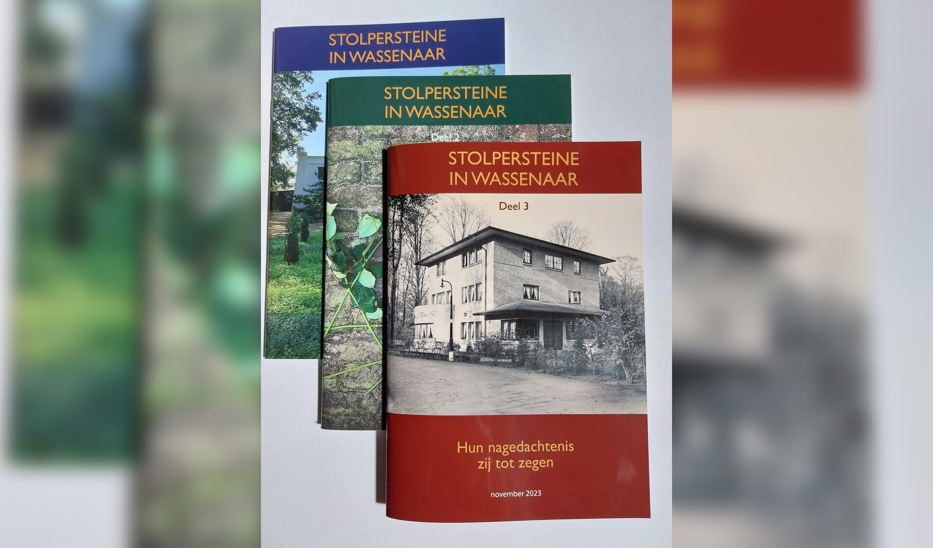 De drie brochures over de Holocaust-slachtoffers in Wassenaar.