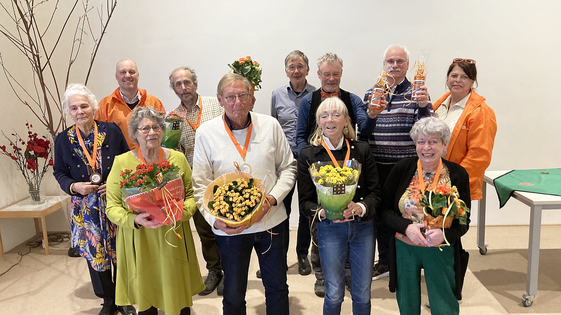 De winnaars van de Oranjedrive met op de achtergrond in het midden Paul Post, voorzitter van de Bridgeclub Voorschoten (foto Michel van Glabbeek) 