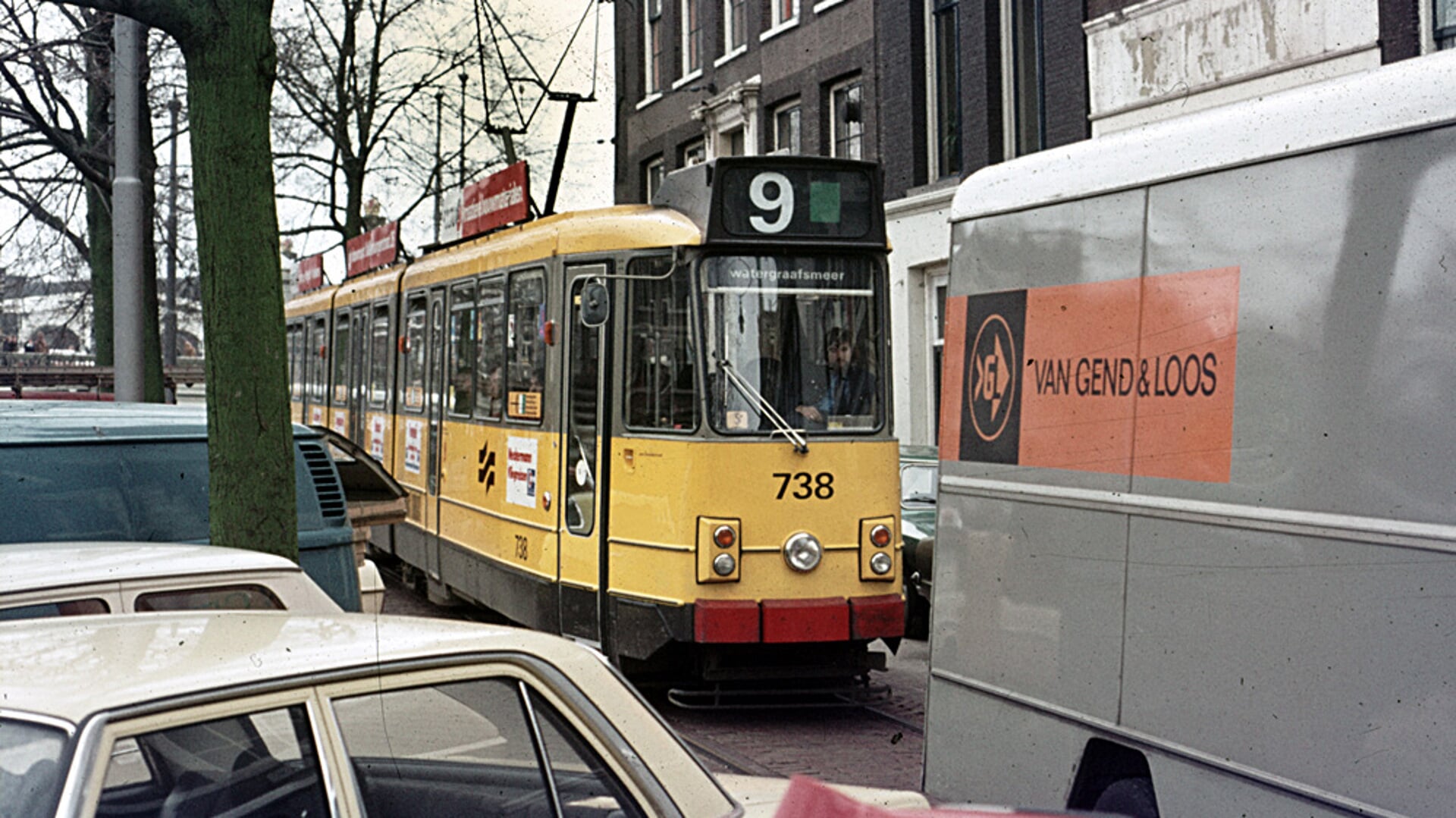 De Amsterdamse tram kende diverse nauwe doorgangen, waar verkeer eenvoudig de doorgang kon versperren. (foto: Karel Hoorn)
