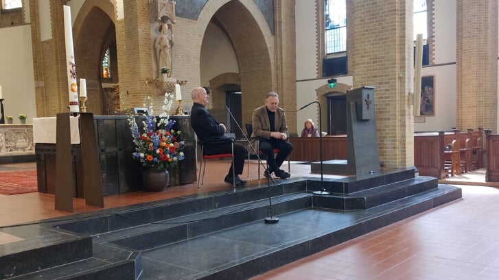 Pastoor Rochus Franken (links) afgelopen zondagmiddag tijdens het geloofsgesprek met oud-televisiepresentator Leo Fijen.