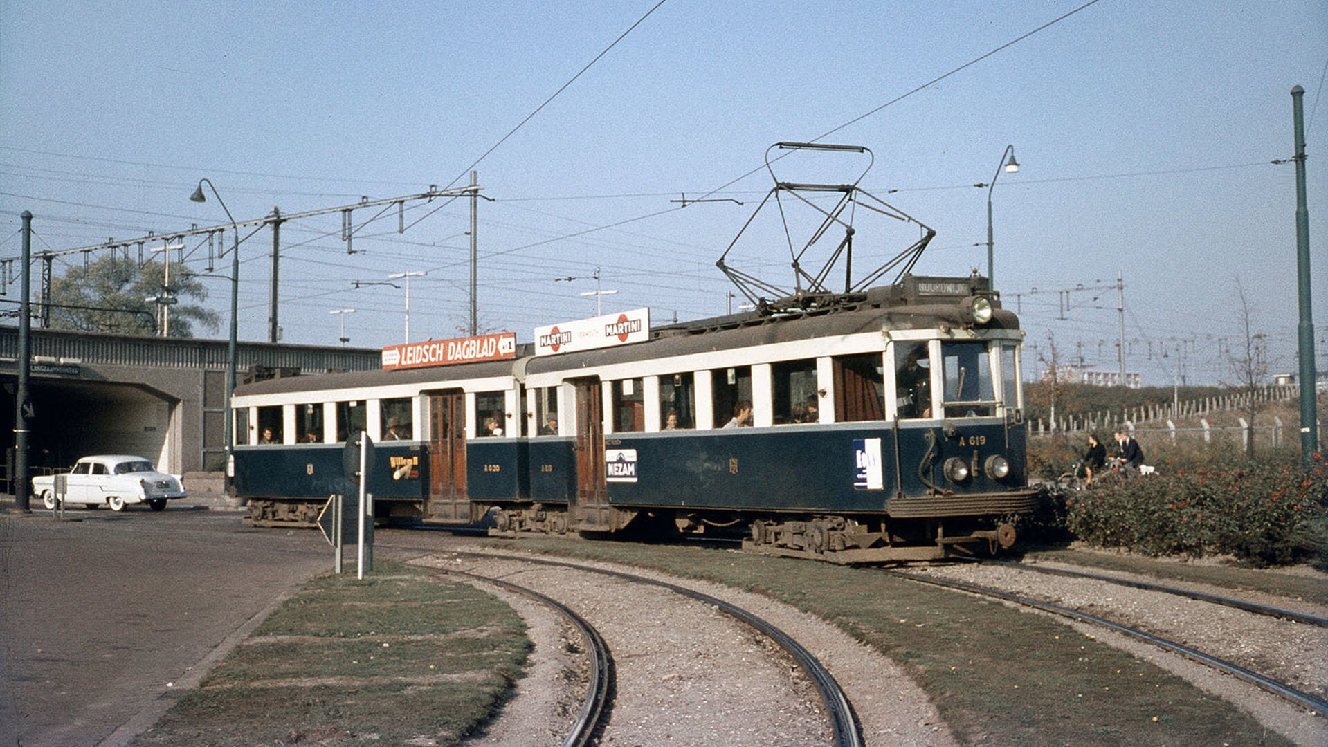 Een Blauwe Tram naar Katwijk aan Zee passeert in de zomer van 1960 de tramburg in Katwijk aan den Rijn. 