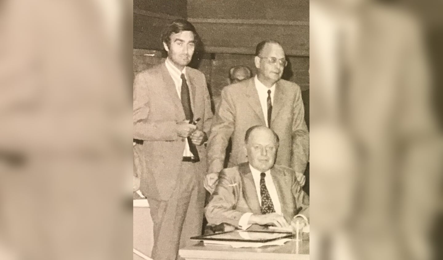1974 Wethouder Paul Pels zittend met staand v.l.n.r. zijn fractiegenoten Herman van Wijk en Jaap Mennema. Foto Oud Archief Voorschoten te Wassenaar.