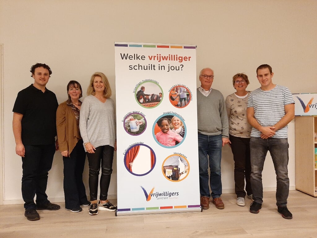De jury van de Wassenaarse Vrijwilligersprijzen 2021: v.l.n.r. Bryan Hakkeling, Jolande de la Rambelje, Ingrid Römer, Marc van Dijk (voorzitter), Mirjam Franken en Robbin Ruigrock. (Foto: PR)