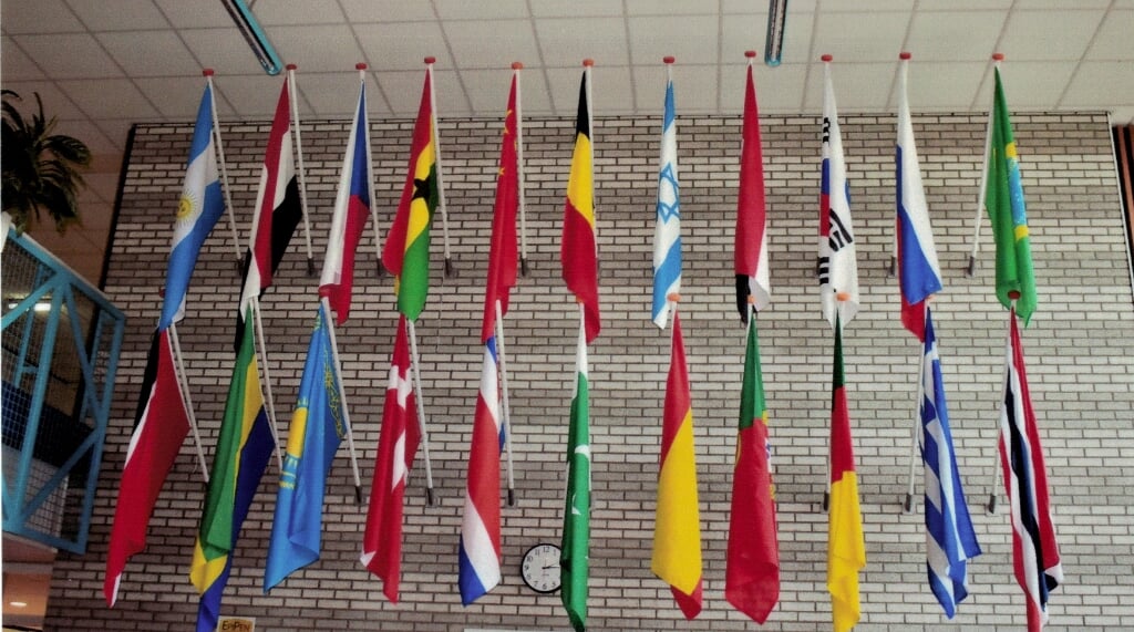 De permanente vlaggenparade in de Amerikaanse School. Foto: Jos Knijnenburg