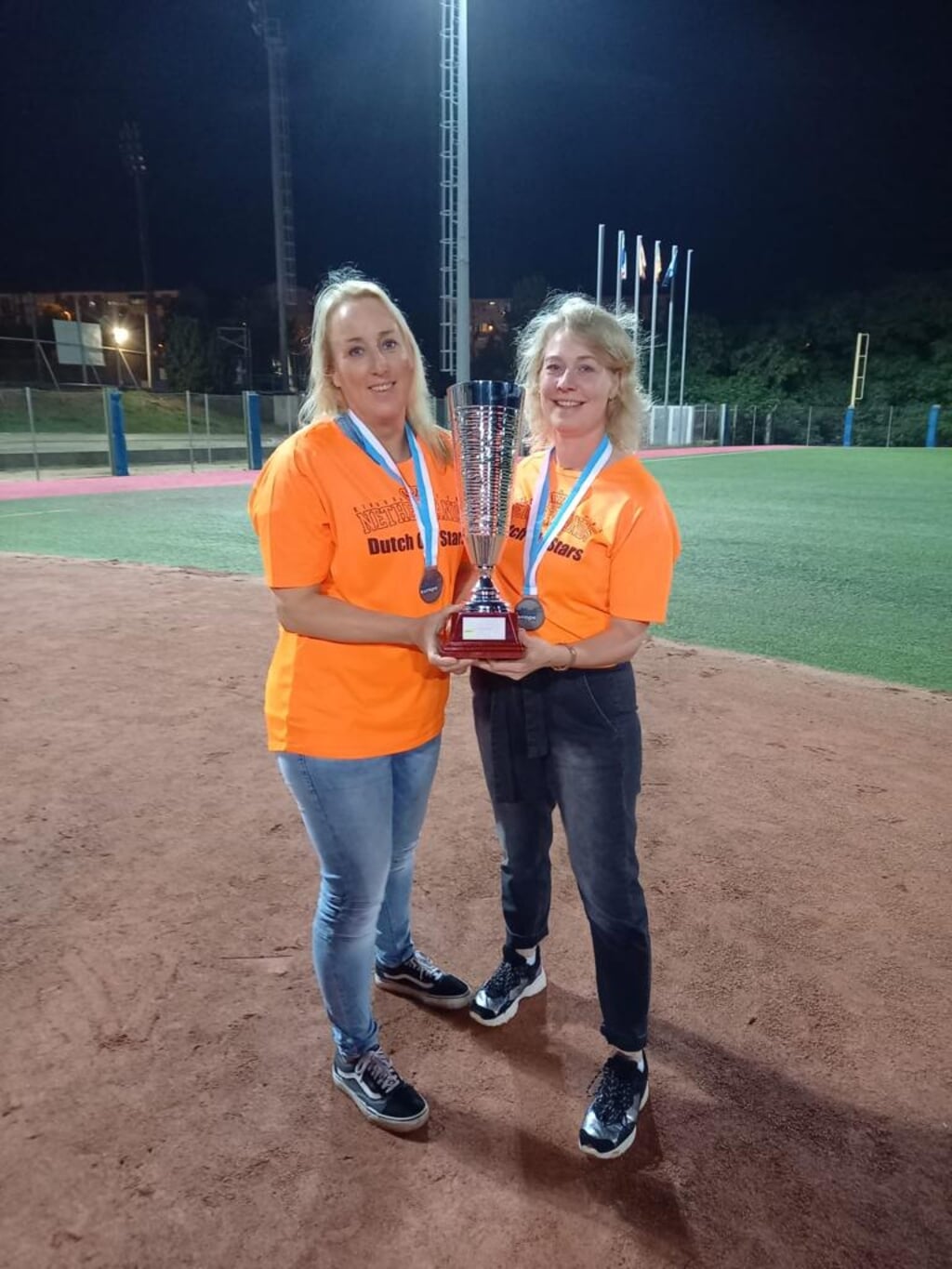 Mariëlle Corel met Eliza van den Oever-Pronk. Eliza is uitgeroepen als beste pitcher van het toernooi. Zij speelt Silver league bij Red Lions te Rijswijk. Foto: PR.