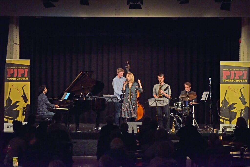 Katrina Kabinecka op het podium van PJPJ in het Cultureel Centrum met een internationale jazzformatie. Foto: PR.