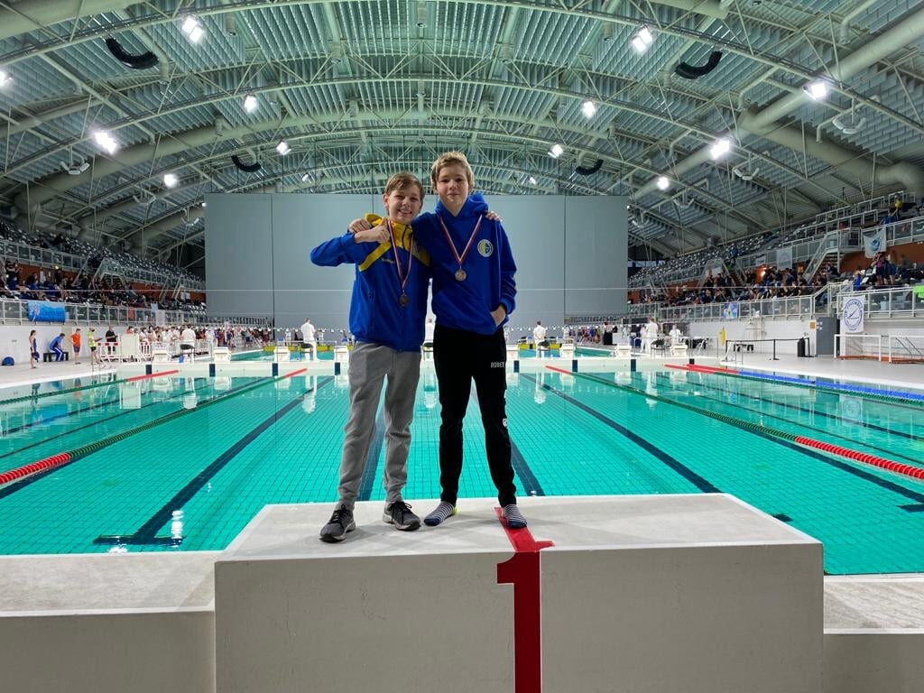 Sebastian en Mattijs poseren met hun medailles in Eindhoven. Foto: PR