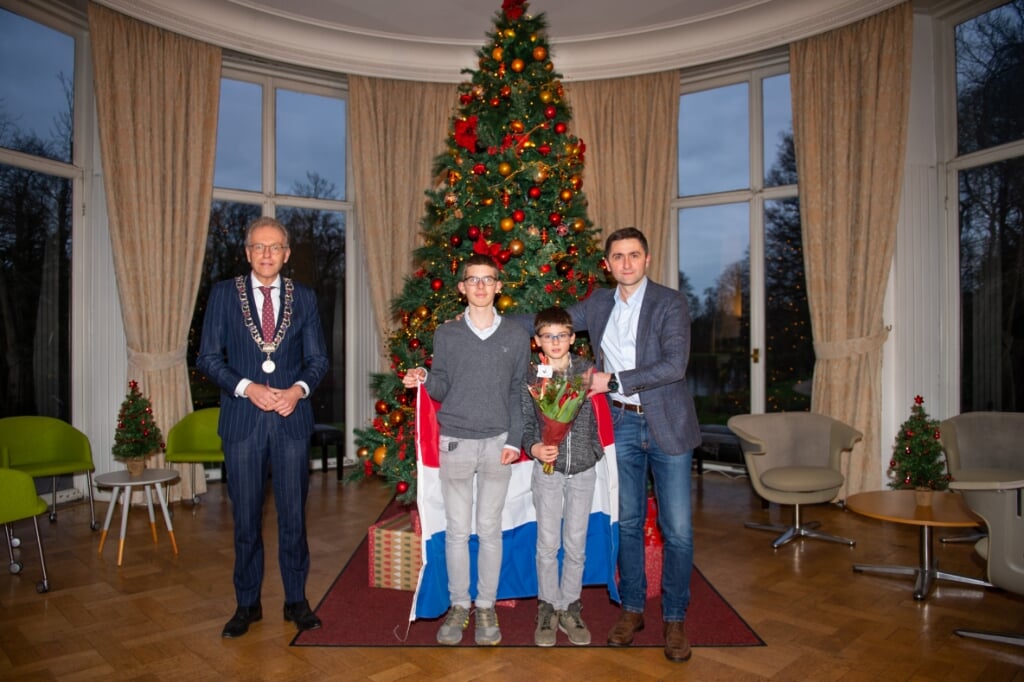 Burgemeester Leendert de Lange met Sergey Dolinskyy en zijn kinderen. Foto: Patrick Kop.