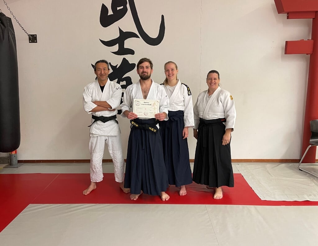 Mark van der Meulen (tweede van links) toont trots zijn certificaat